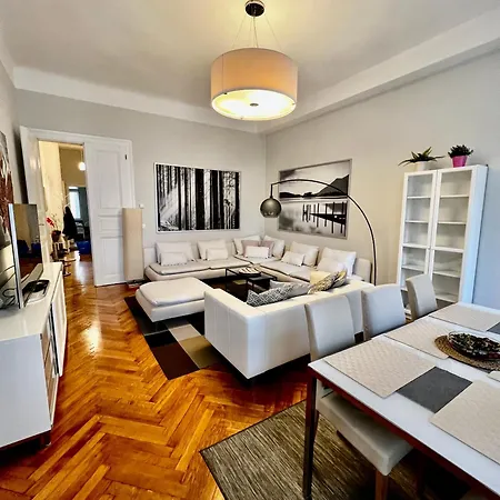 Four Reasons Apartment *